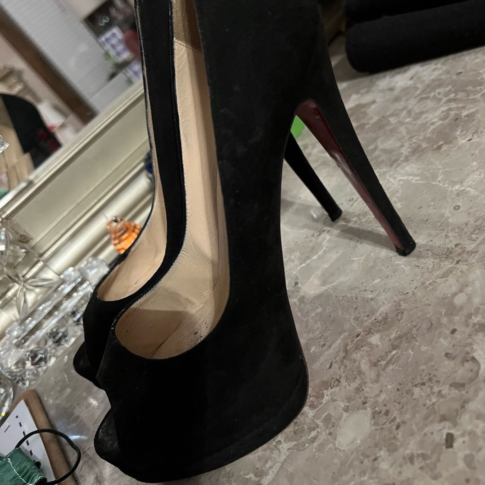 Christian Louboutin Very Prive peep toe pump